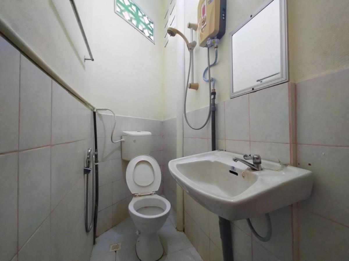 Spot On 89994 Rz Gold Hotel Kuala Kerai Bagian luar foto
